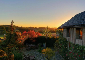 Kleines Haus mitten in der Natur mit eigener Terrasse und Sonnenbalkon